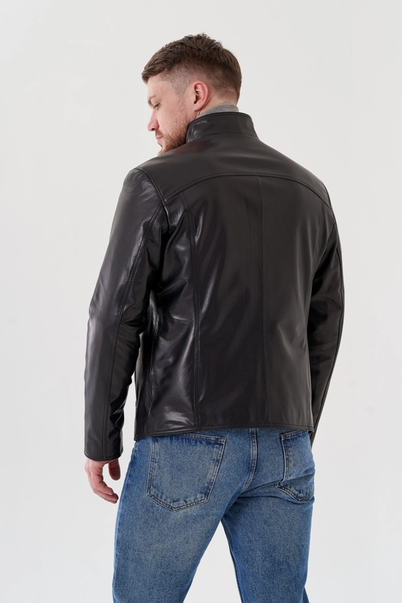 Мужская кожаная куртка черного цвета 