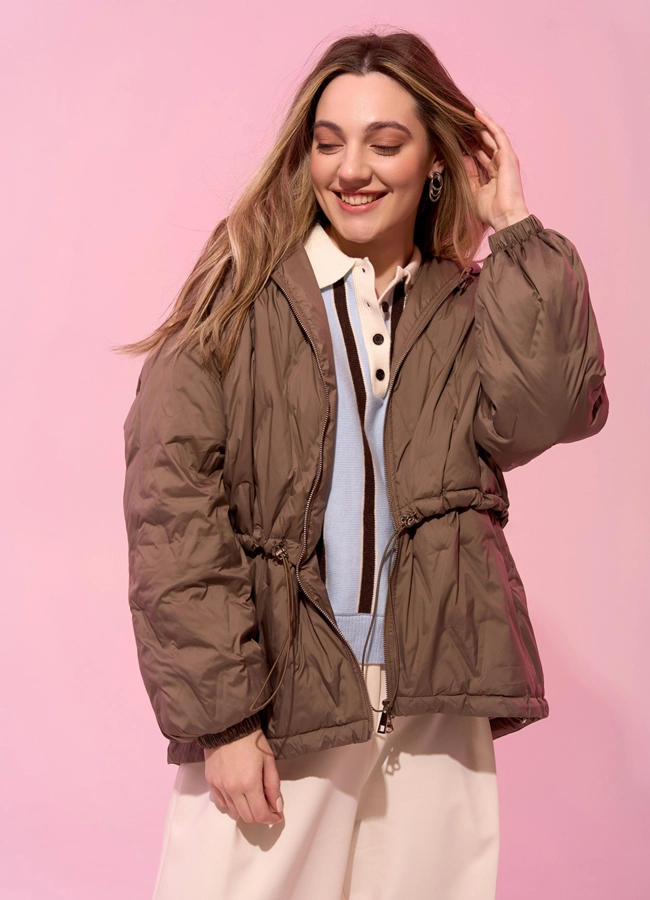 фото Женская куртка в коричневом цвете с капюшоном модель № 31391